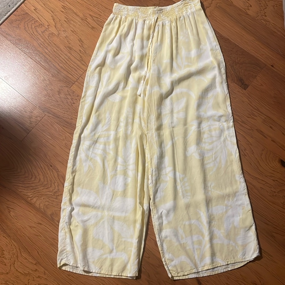 Yellow and white Hawaiian print palazzo pants. Size large.